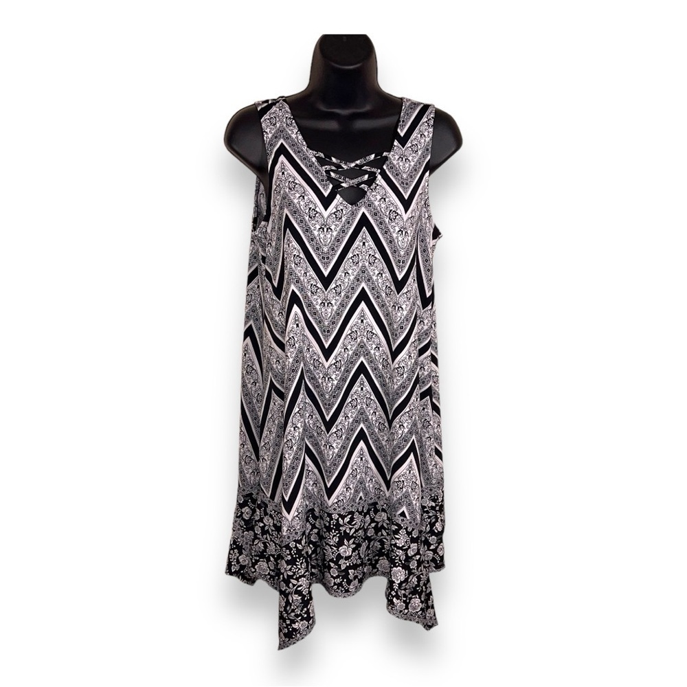 MEDIUM BLACK WHITE SLEEVELESS TUNIC TOP STRETCH FLORAL BOHO VNECK STRAPPY